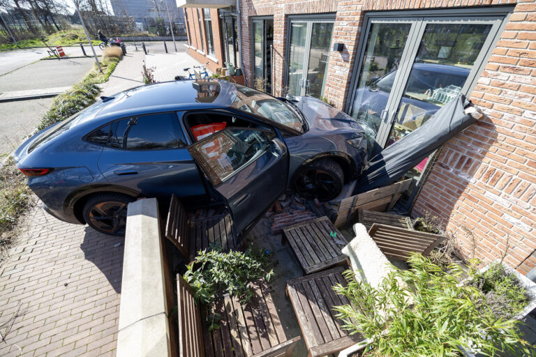 Auto belandt in tuin tegen woning