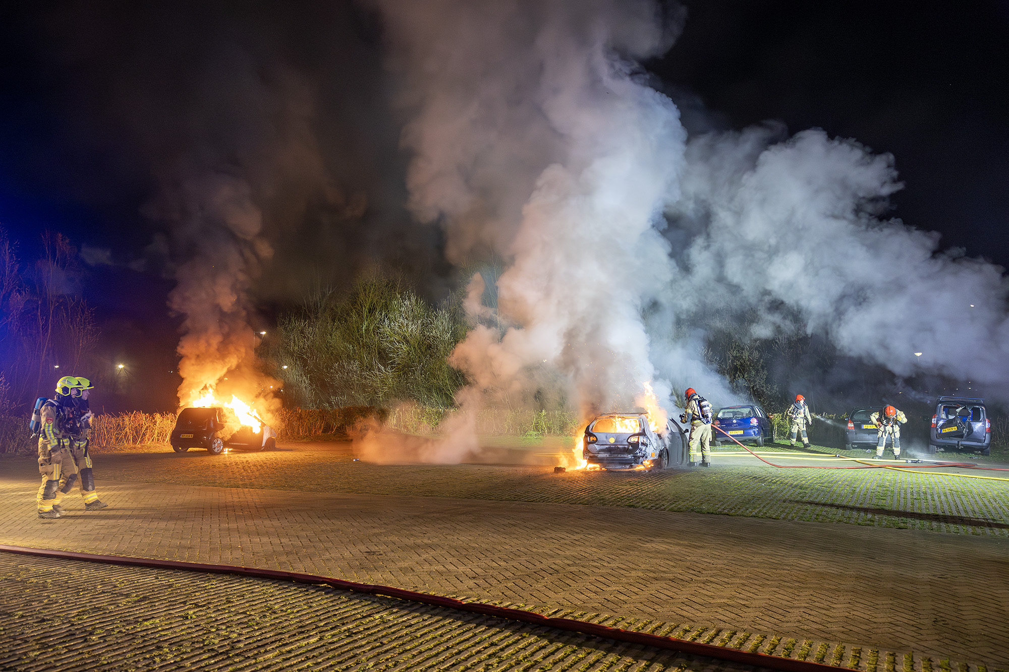 Zes auto’s verwoest door brand op parkeerplaats