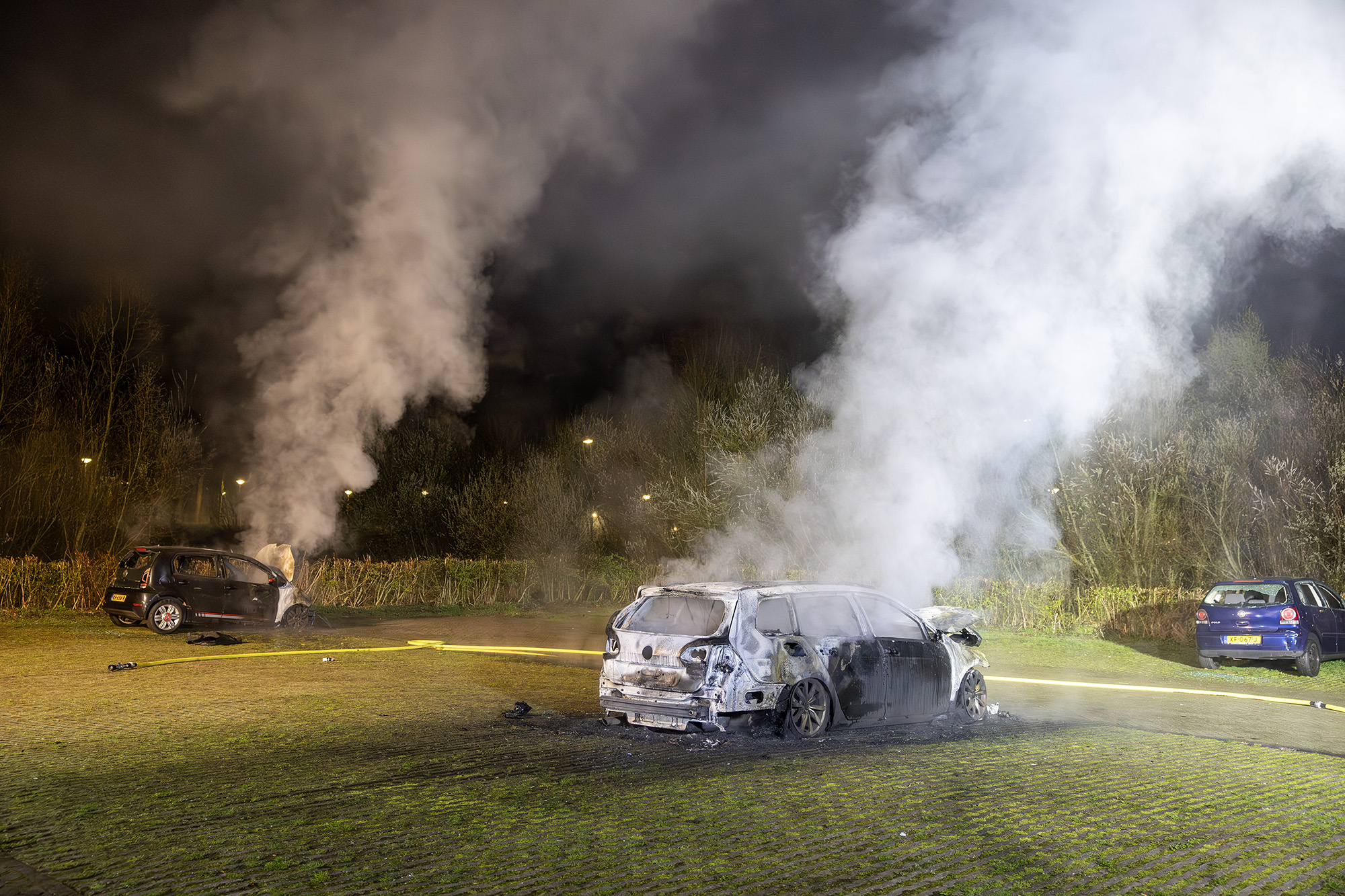 Alle zes geparkeerde autos uitgebrand op parkeerplaats in Amsterdam - 112 Nederland