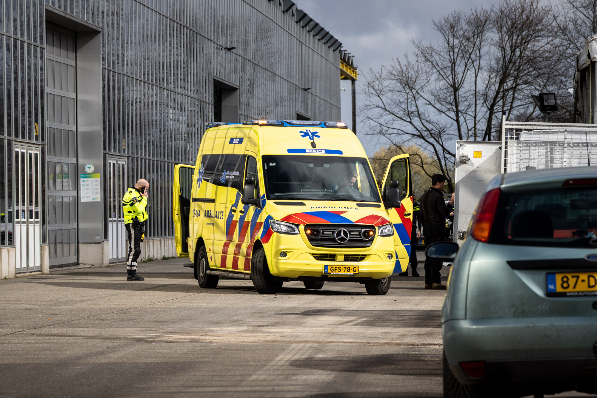 Persoon gewond na val van hoogte
