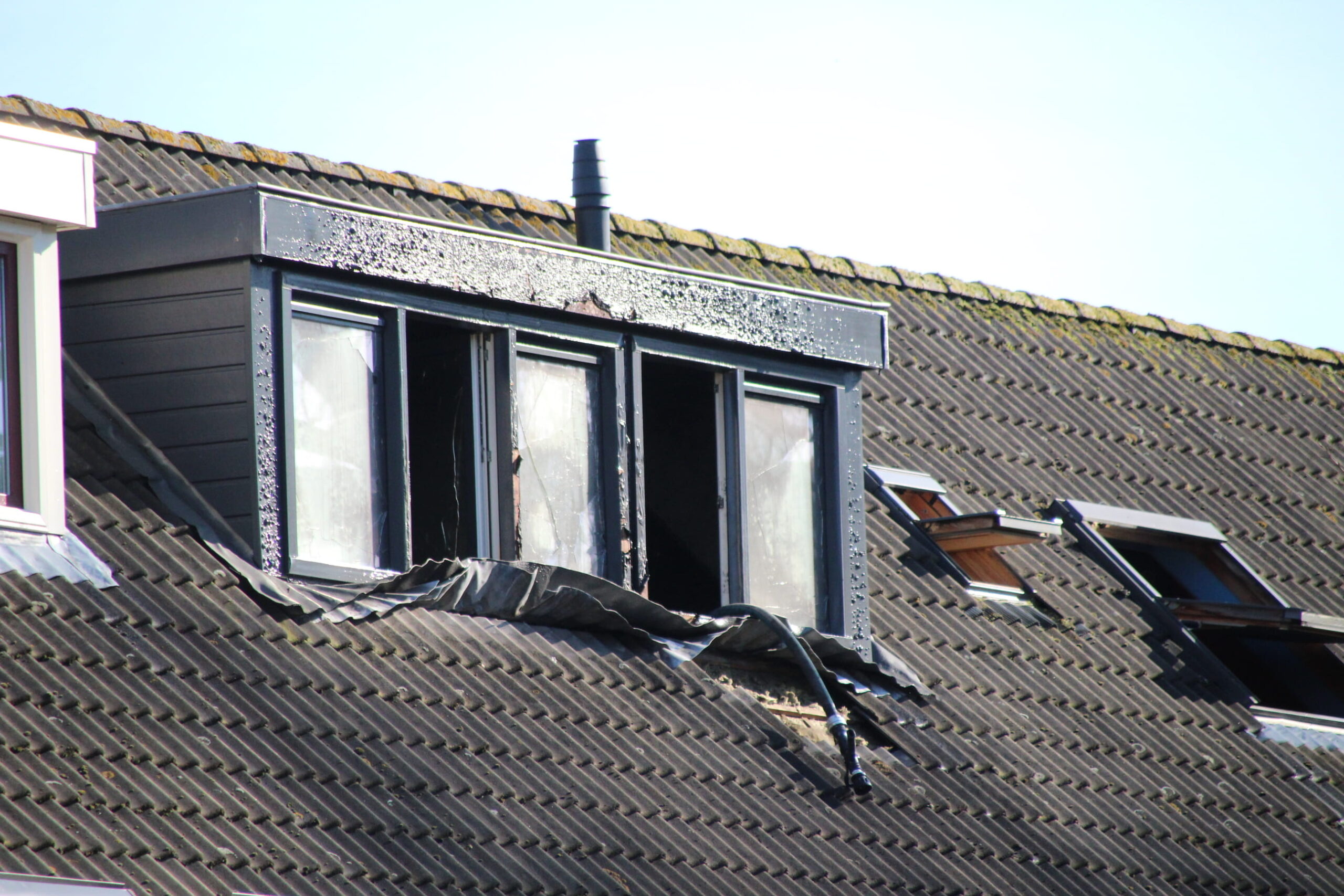 Kat overleden na grote uitslaande woningbrand