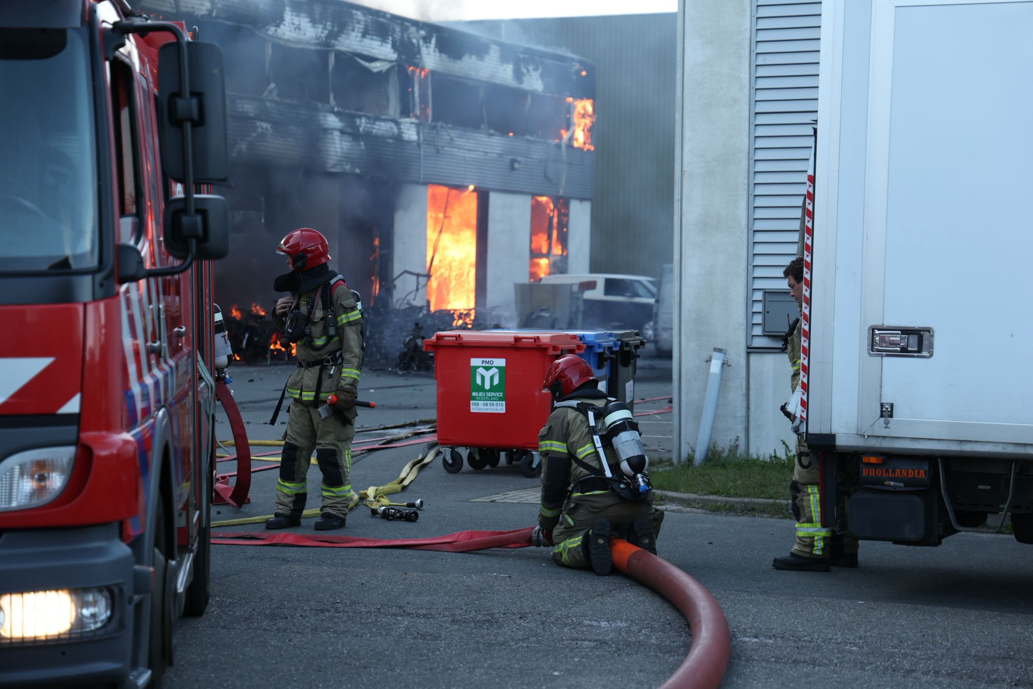 UPDATE: Zeer grote brand op terrein met elektrische scooters