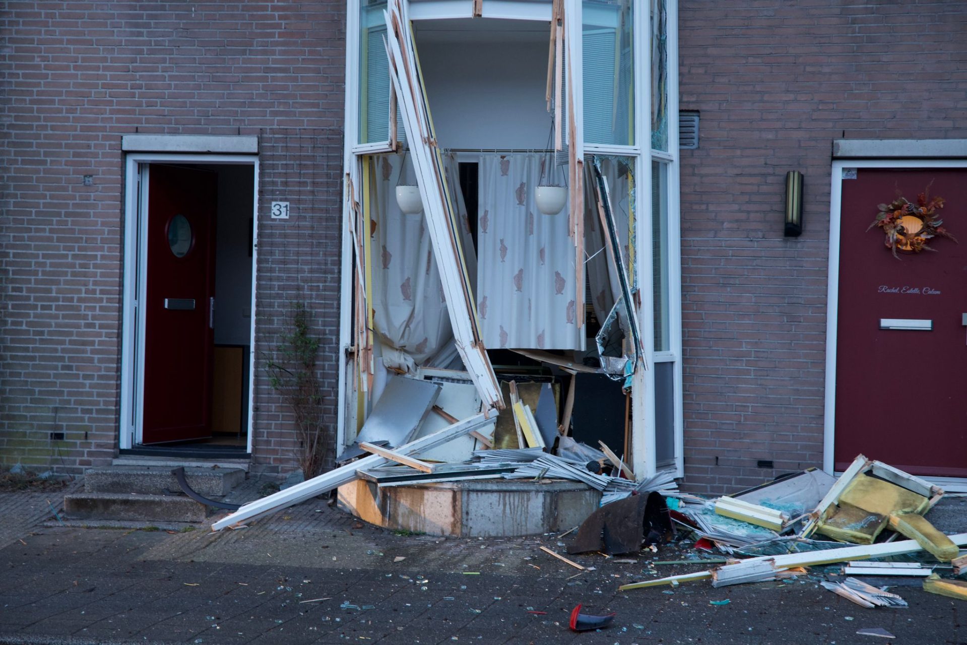 Automobilist rijdt tegen woning, schade aanzienlijk