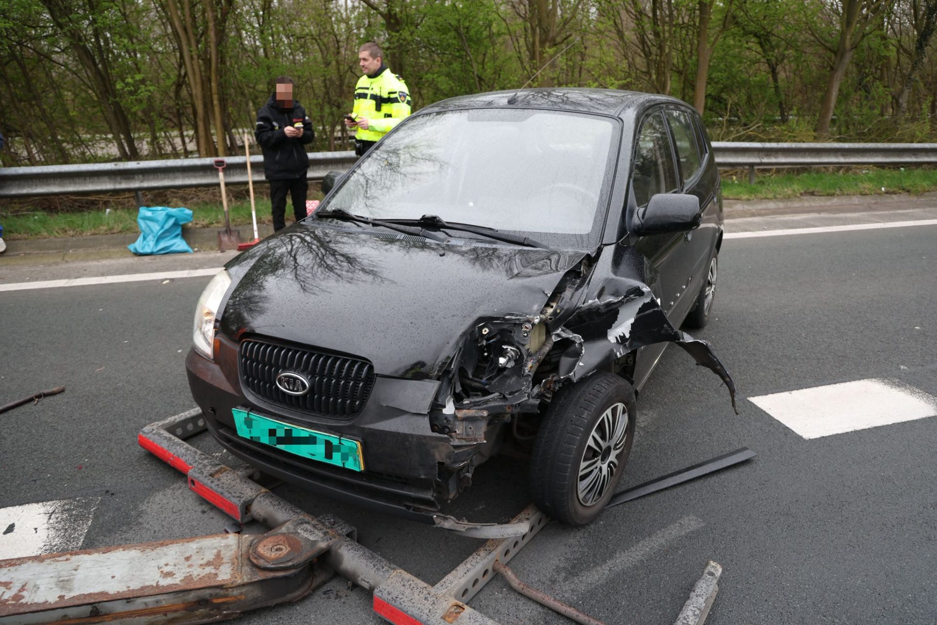 Eén gewonde bij kop-staartbotsing met drie voertuigen op snelweg