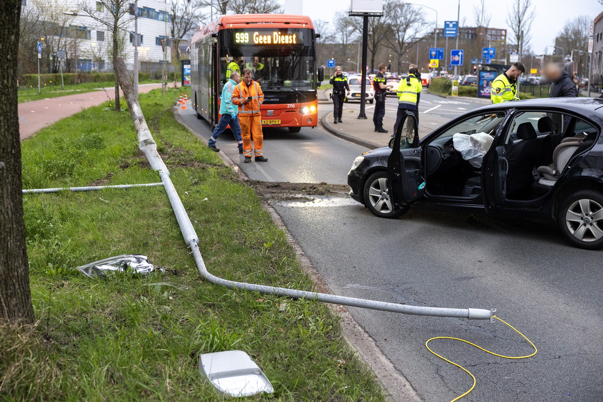 Weg dicht na crash met lantaarnpaal, inzittende gewond