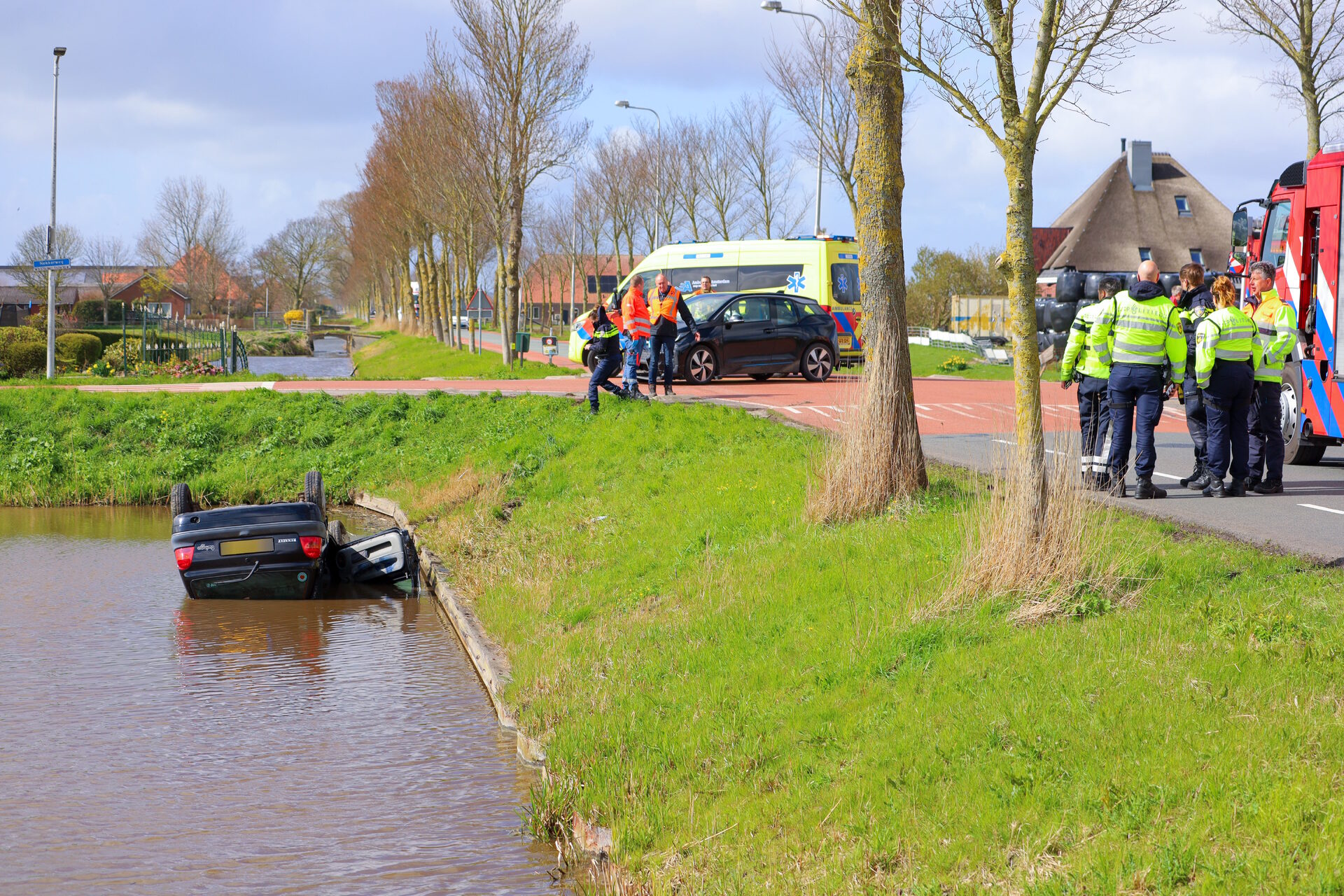 Auto op de kop in sloot na botsing met auto