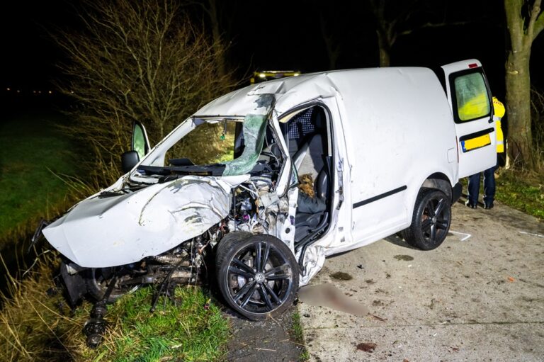 27-jarige man zwaargewond na zware crash met bestelbus