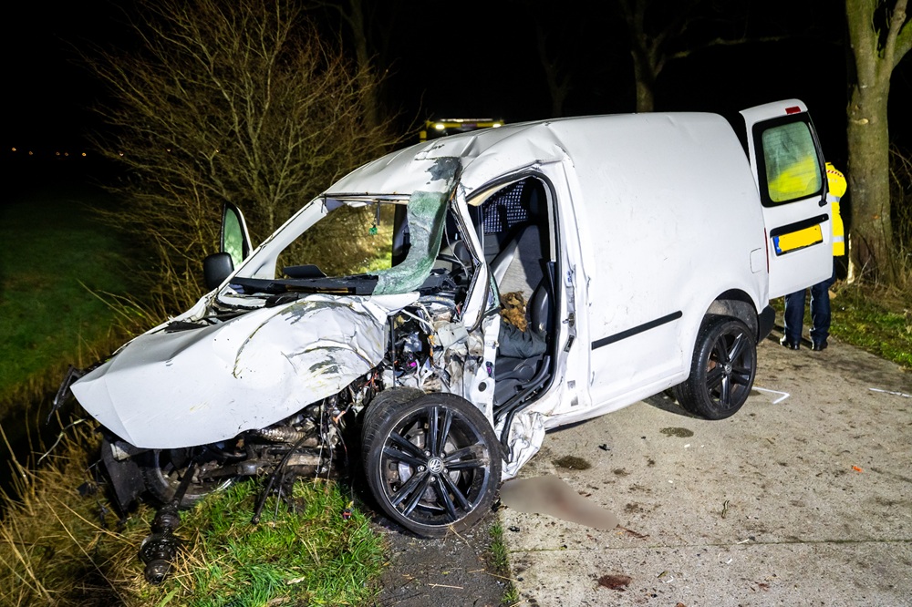 27-jarige man zwaargewond na zware crash met bestelbus