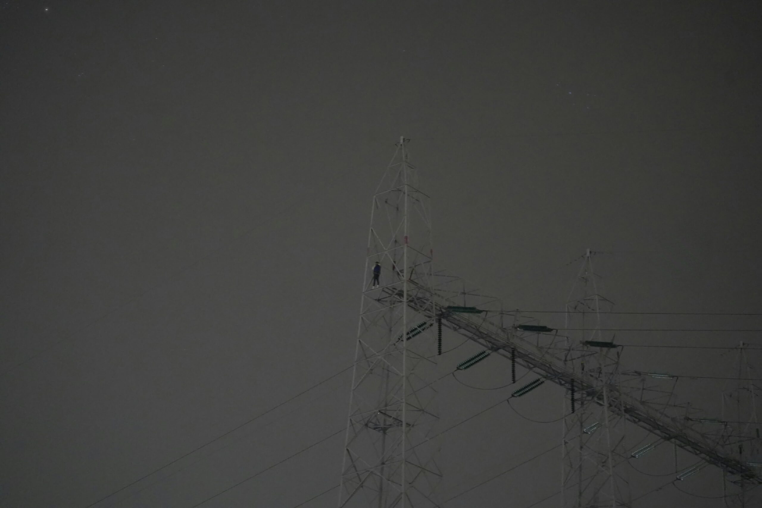 Vrouw klimt in elektriciteitsmast, DSI ingezet