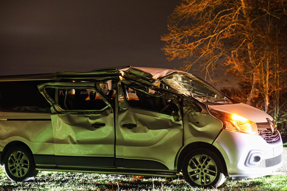 Bestuurder onder invloed botst tegen boom