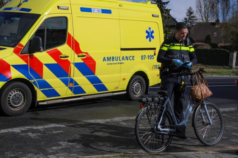 Fietsster raakt ernstig gewond bij botsing met vrachtwagen op rotonde