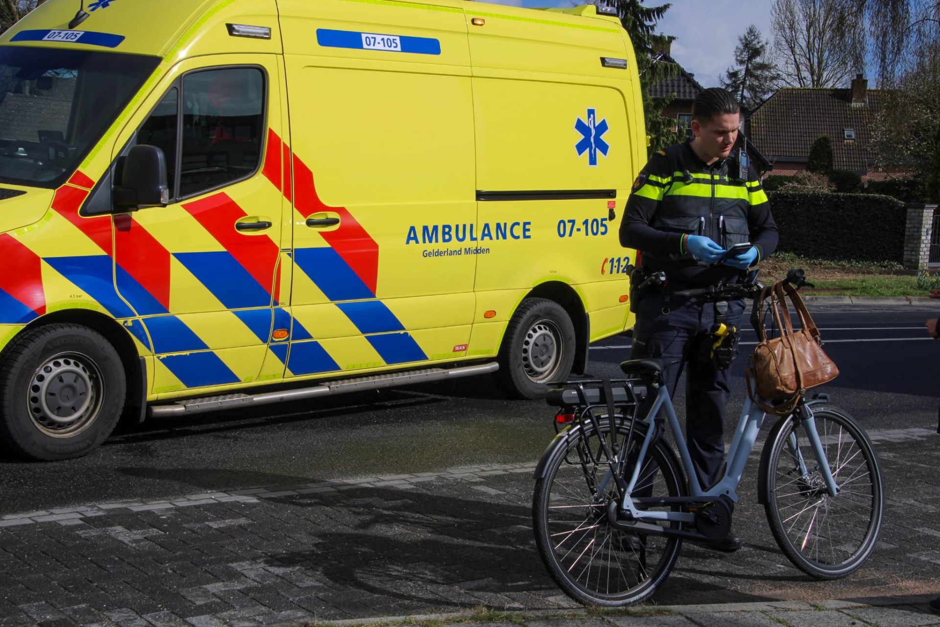 Fietsster raakt ernstig gewond bij botsing met vrachtwagen op rotonde