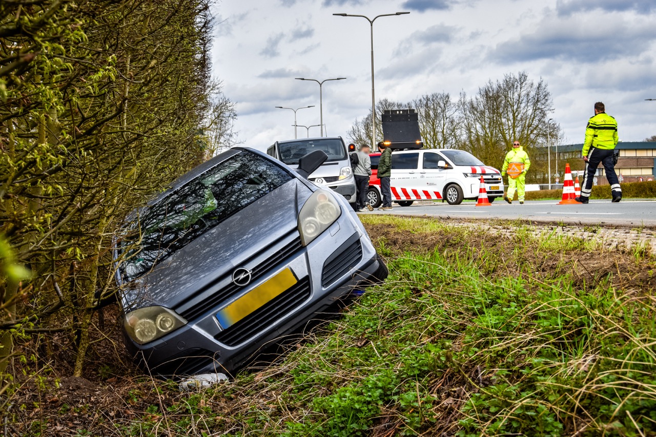Auto raakt van weg en belandt naast rijbaan