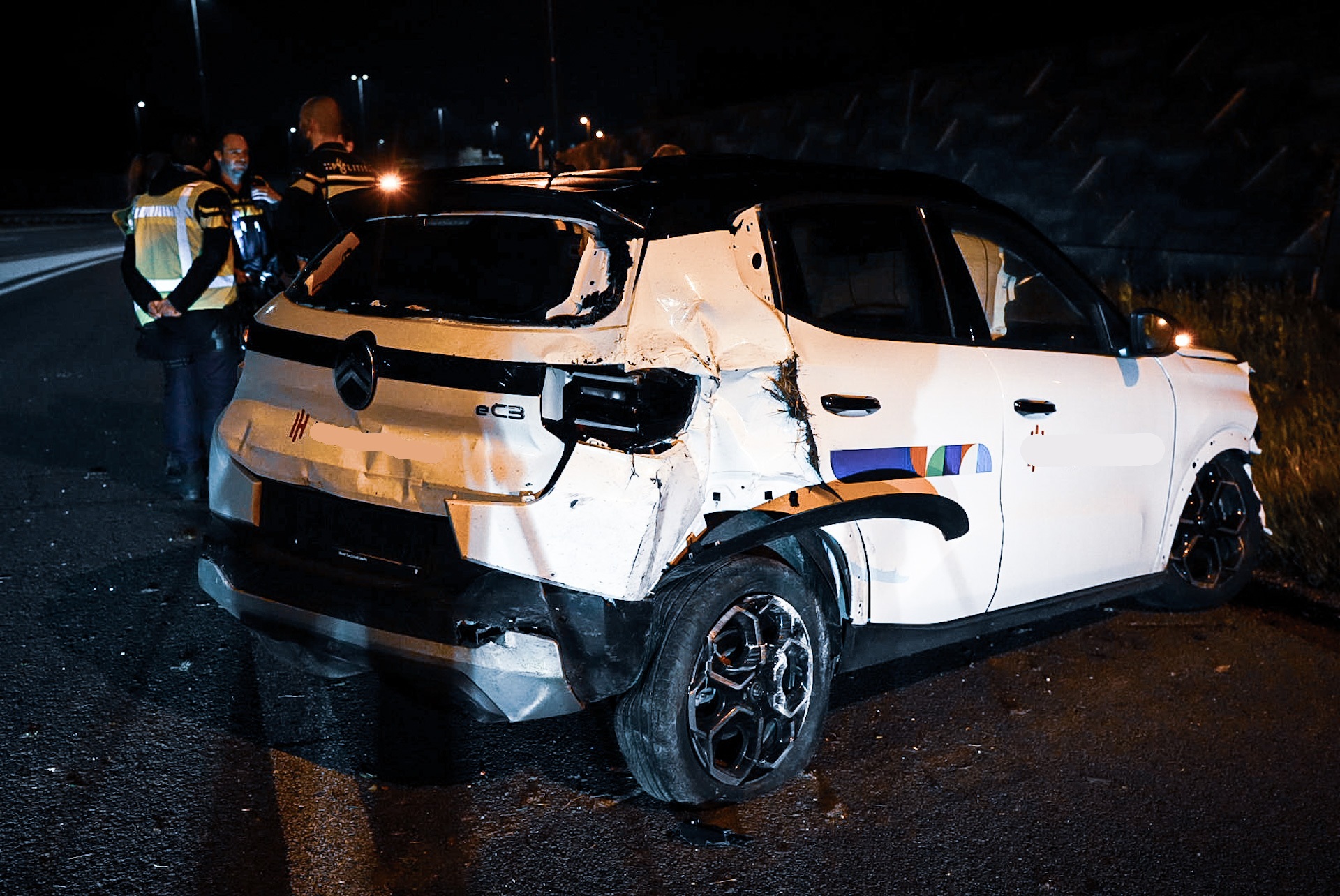 Automobilist gewond na botsing tegen vangrail