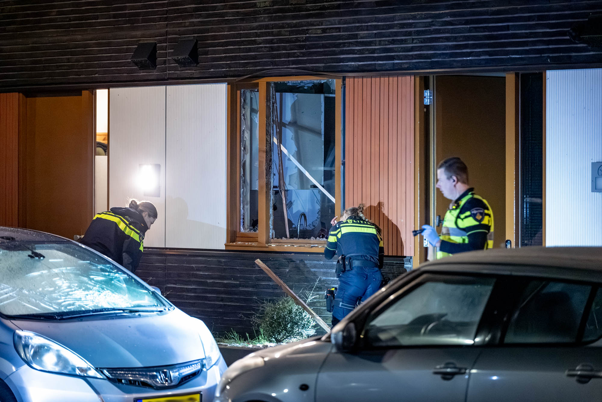 Explosie zorgt voor veel schade aan woning en auto's