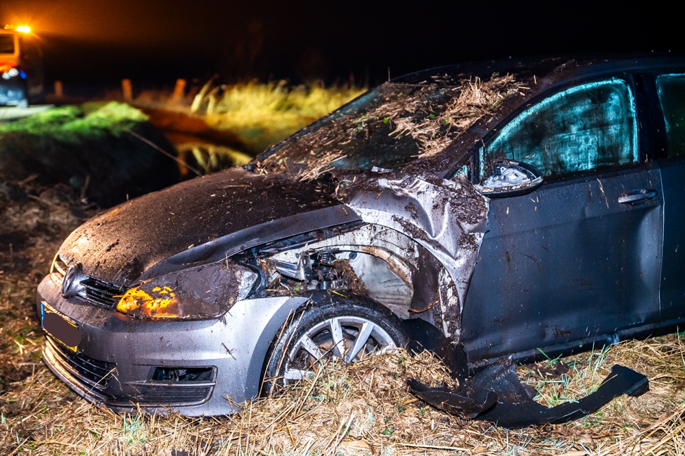 Auto slaat over de kop, dronken vrouw vlucht te voet