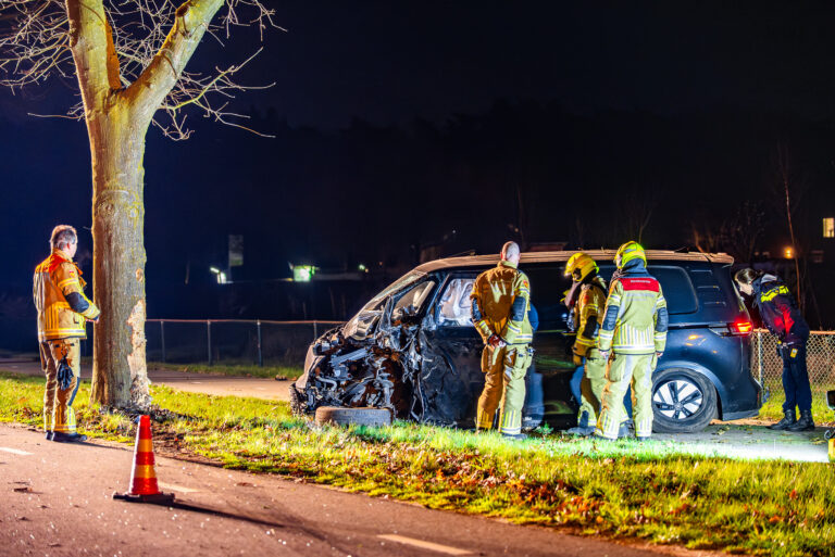 Bestelbus crasht tegen boom, bestuurder spoorloos