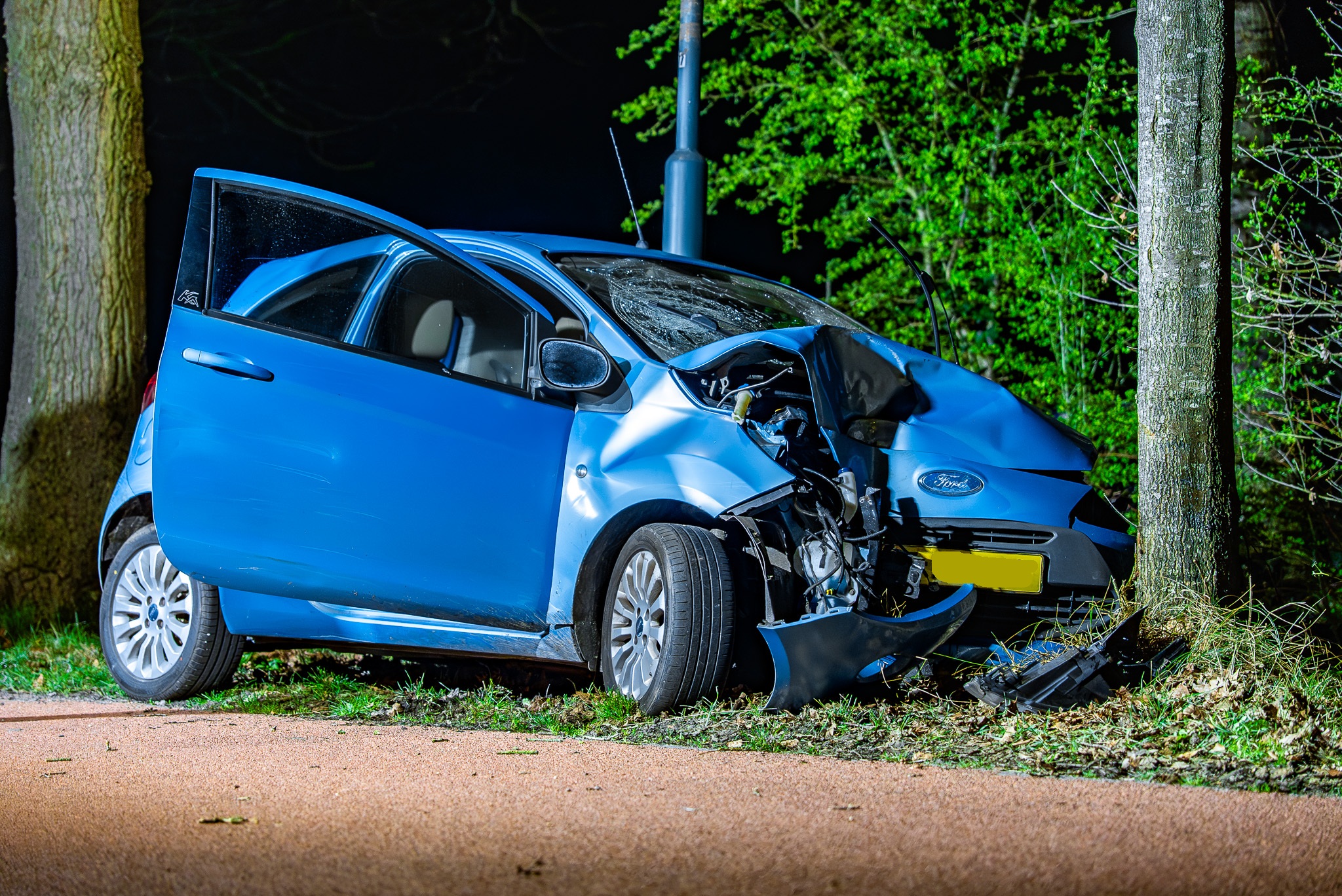 Automobilist zwaargewond na botsing tegen boom