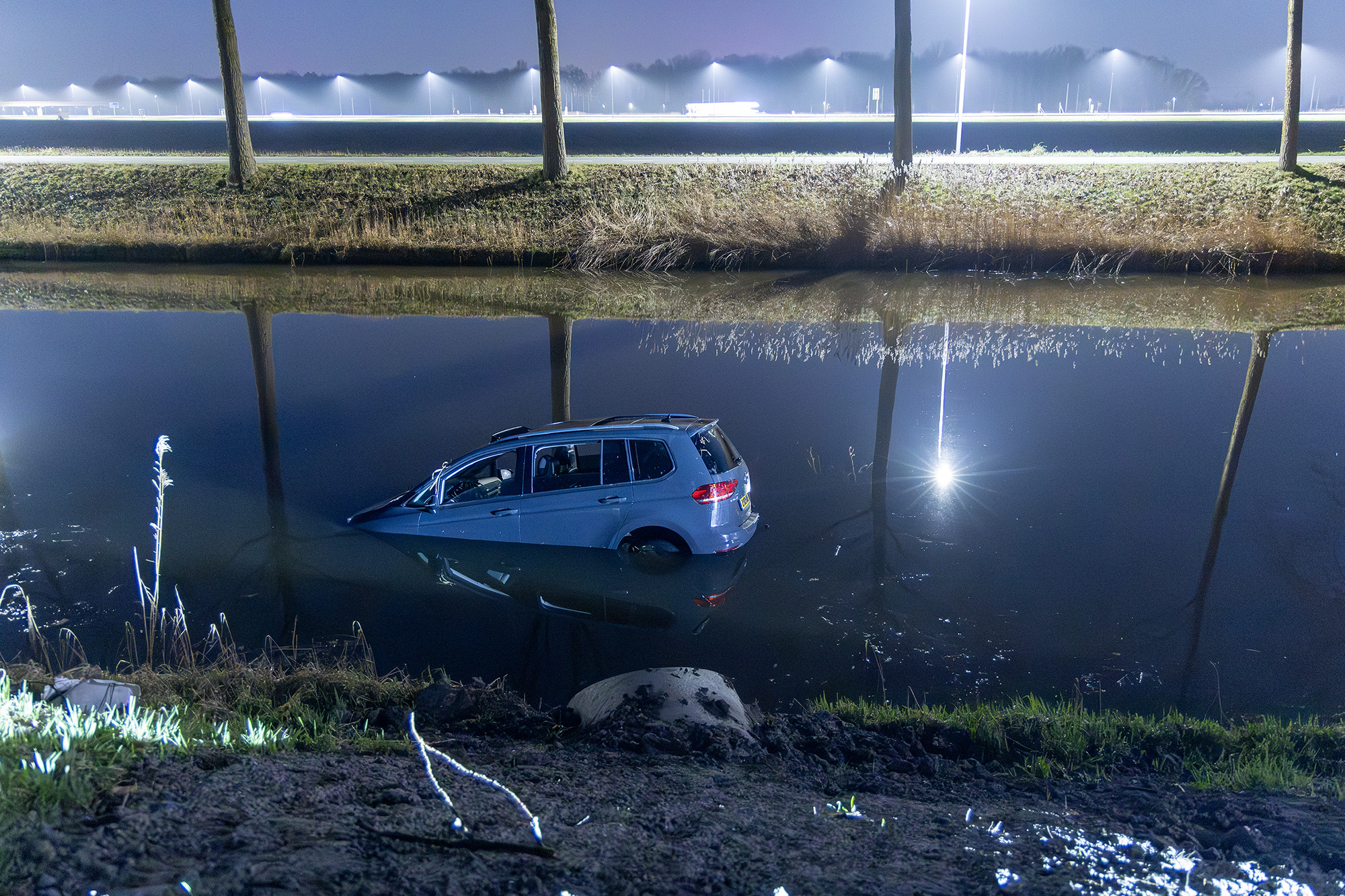 Automobilist raakt van de weg en belandt in water