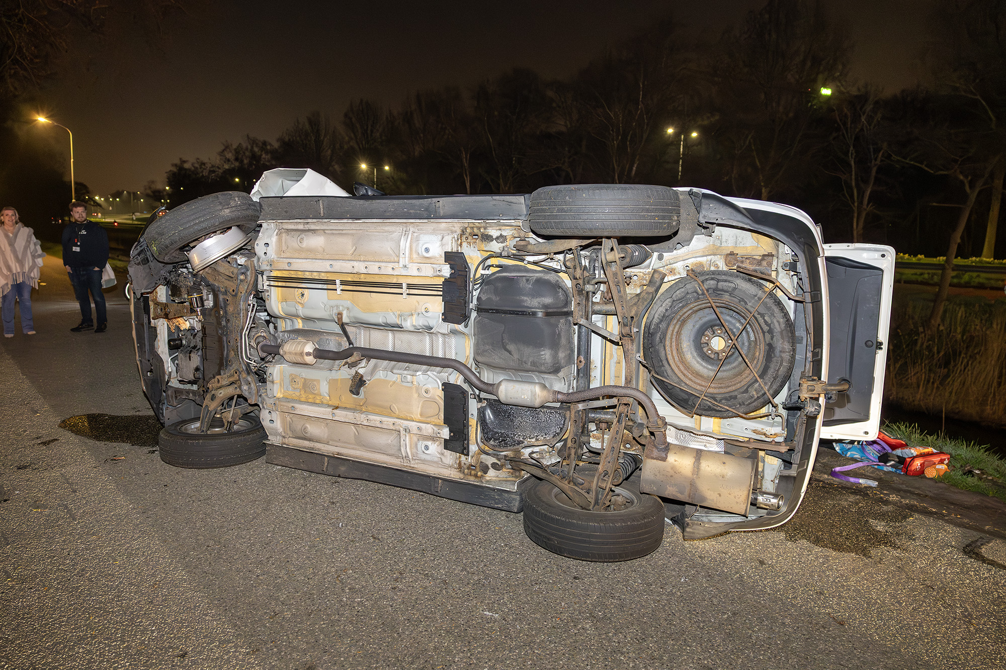 Auto op zn kant na botsing tegen boom Oude Kruisweg in Cruquius - 112 Nederland