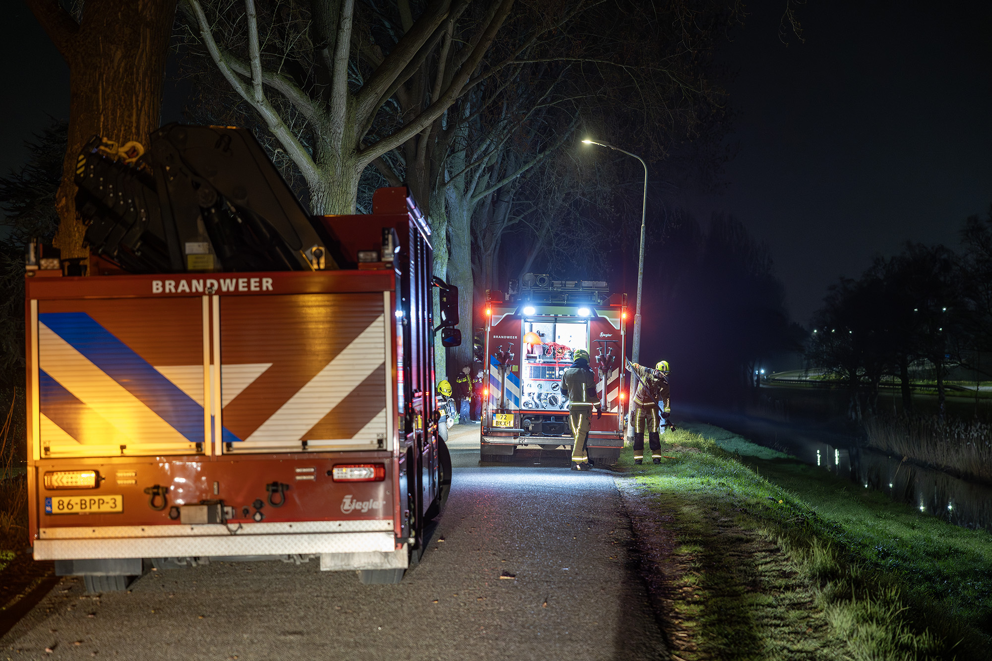 Auto op zn kant na botsing tegen boom Oude Kruisweg in Cruquius - 112 Nederland