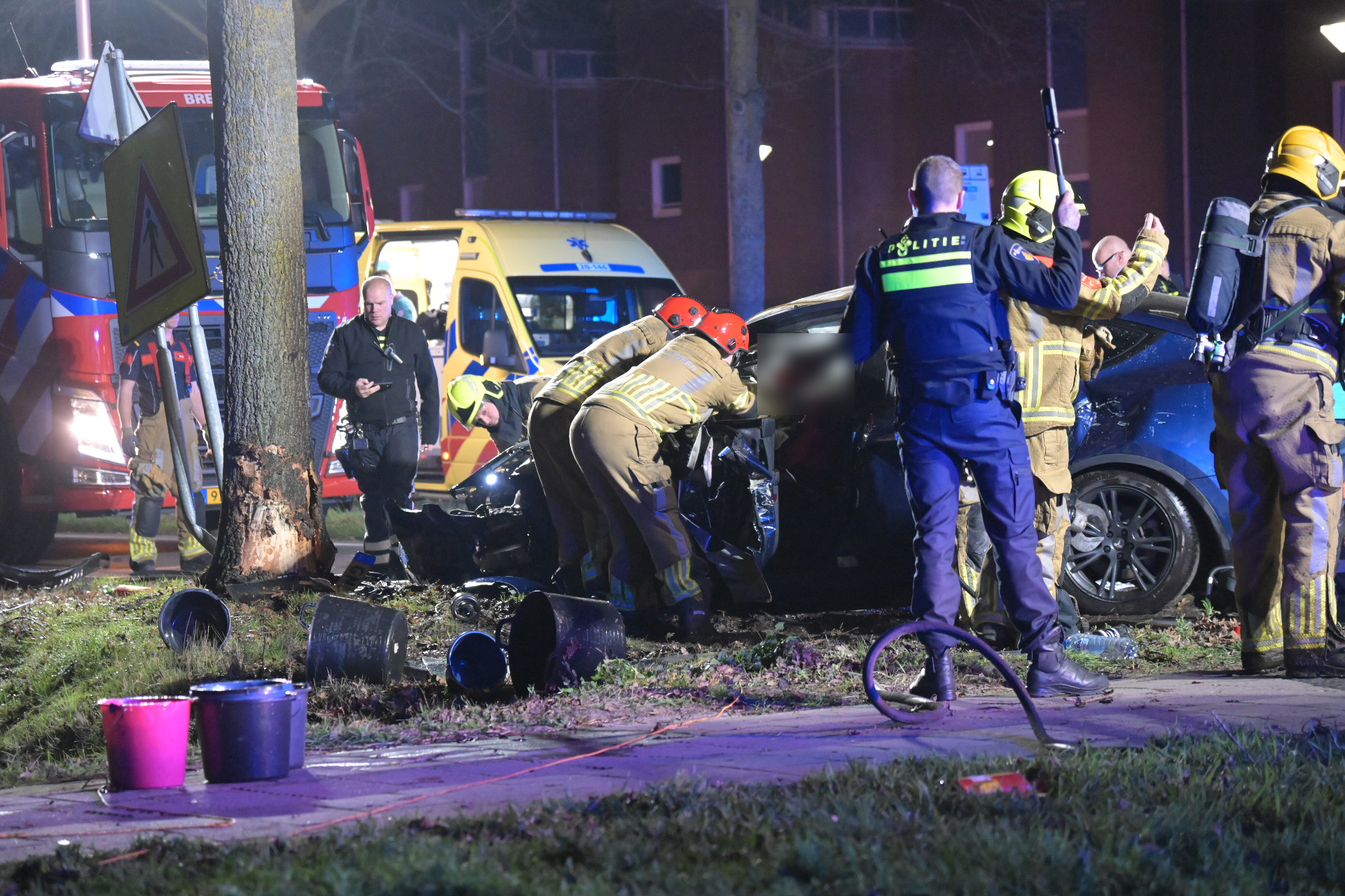 Auto vliegt in brand na botsing tegen boom, bestuurder bekneld in voertuig