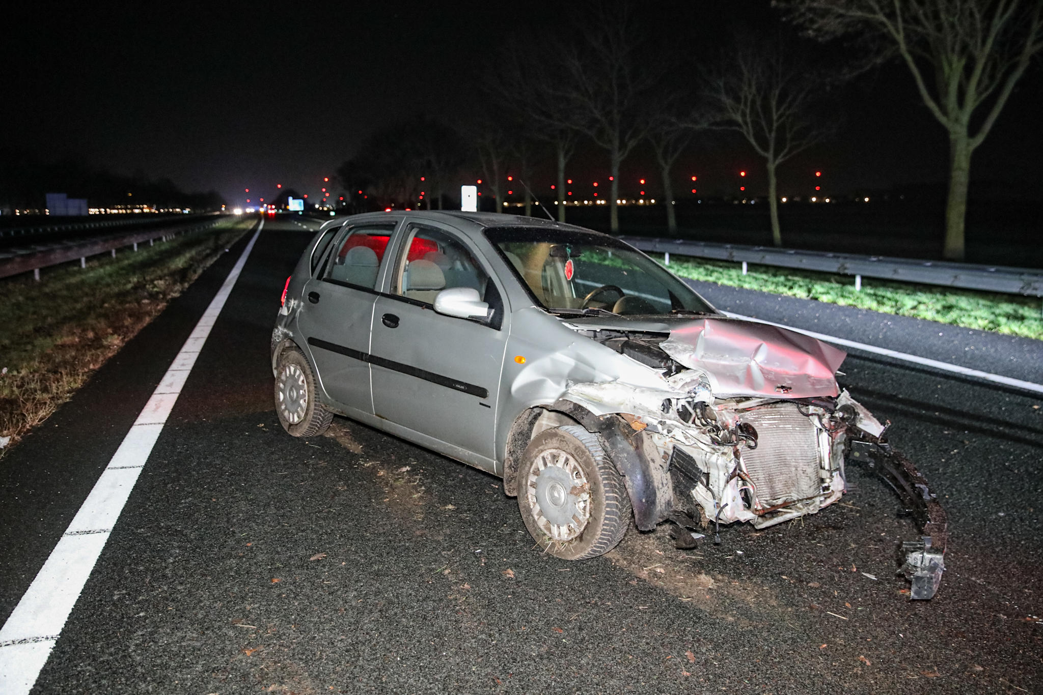 Auto crasht op snelweg, bestuurder vlucht te voet