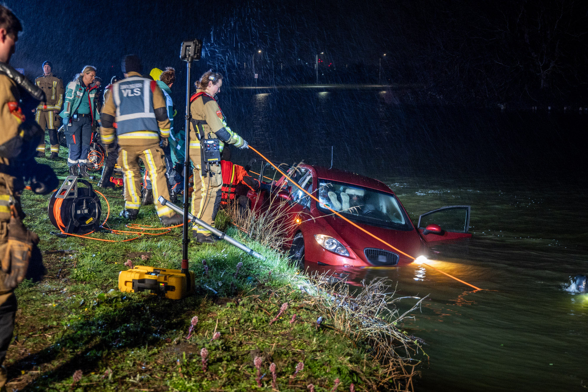 Auto belandt in water, bestuurder door brandweer bevrijd