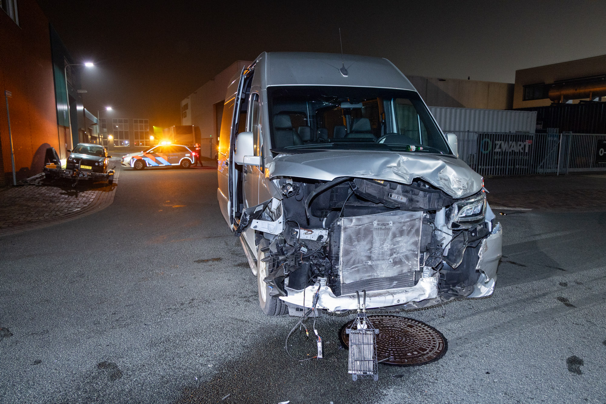 Veel schade door botsing tussen taxibus en pick-up