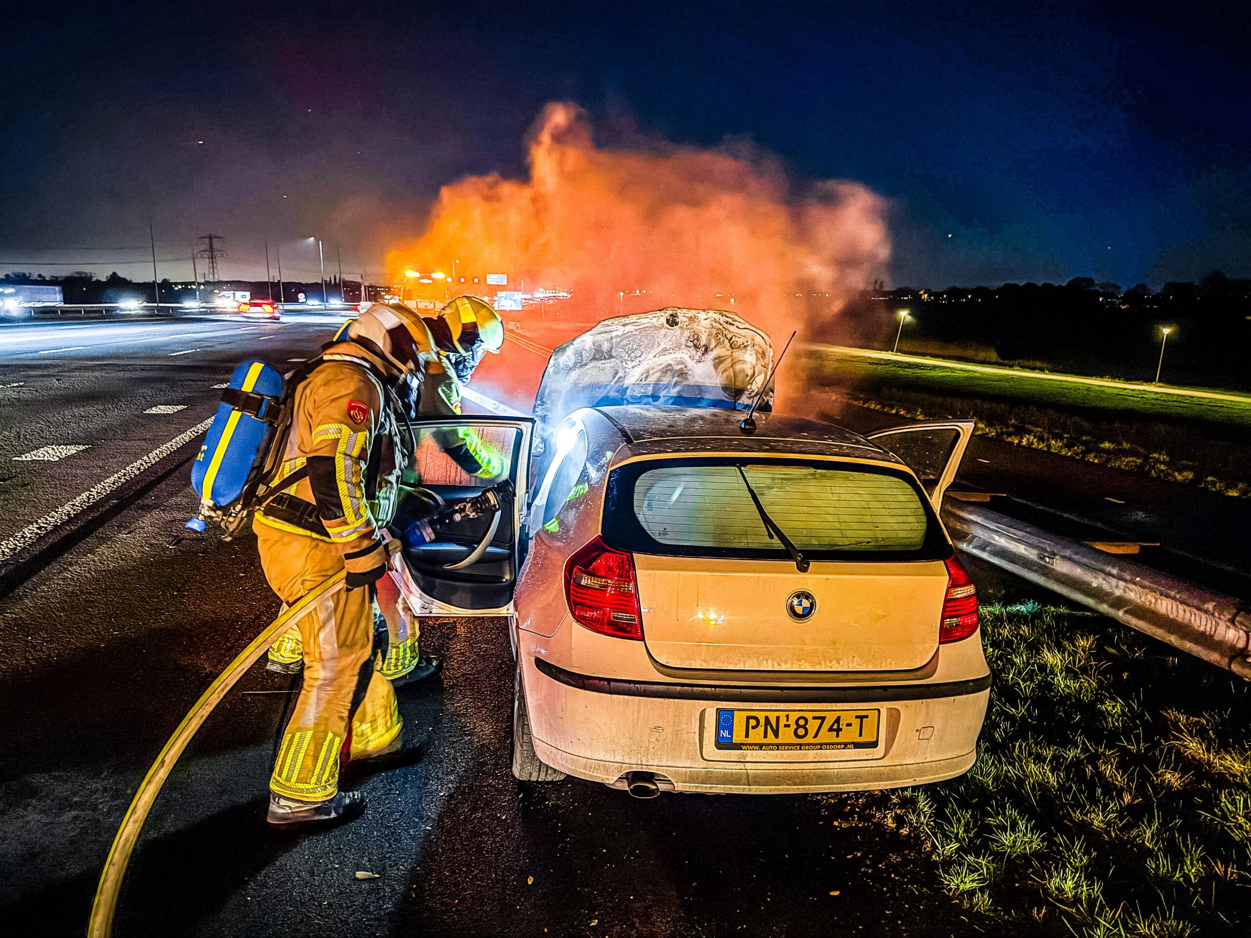 Auto vat vlam op snelweg, rijstroken tijdelijk afgesloten