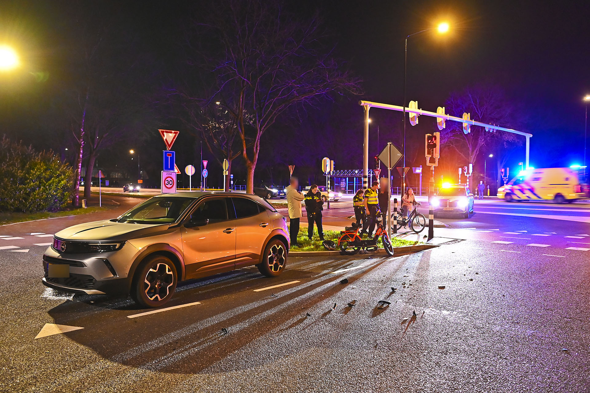 Brommerrijder ernstig gewond na aanrijding op kruispunt