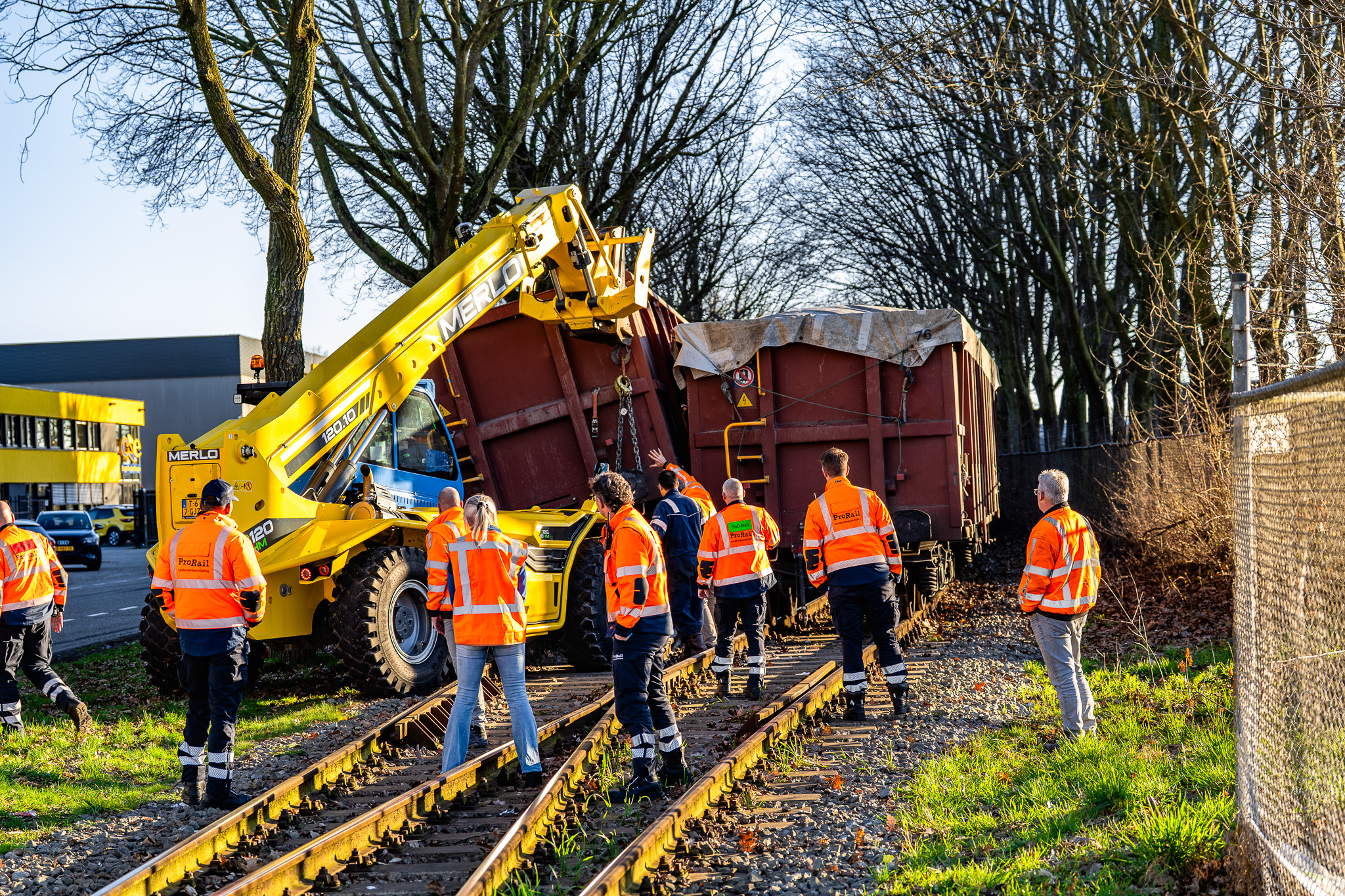Goederenwagons botsen en ontsporen bij spoorwissel op industrieterrein