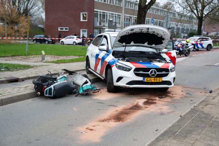 Scooterrijder botst met politievoertuig tijdens achtervolging