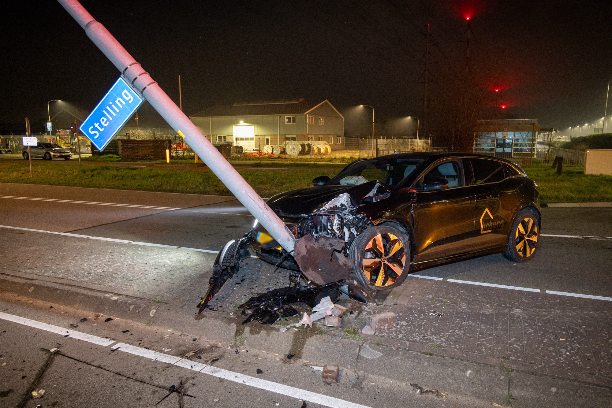 Dronken automobilist crasht tegen lantaarnpaal