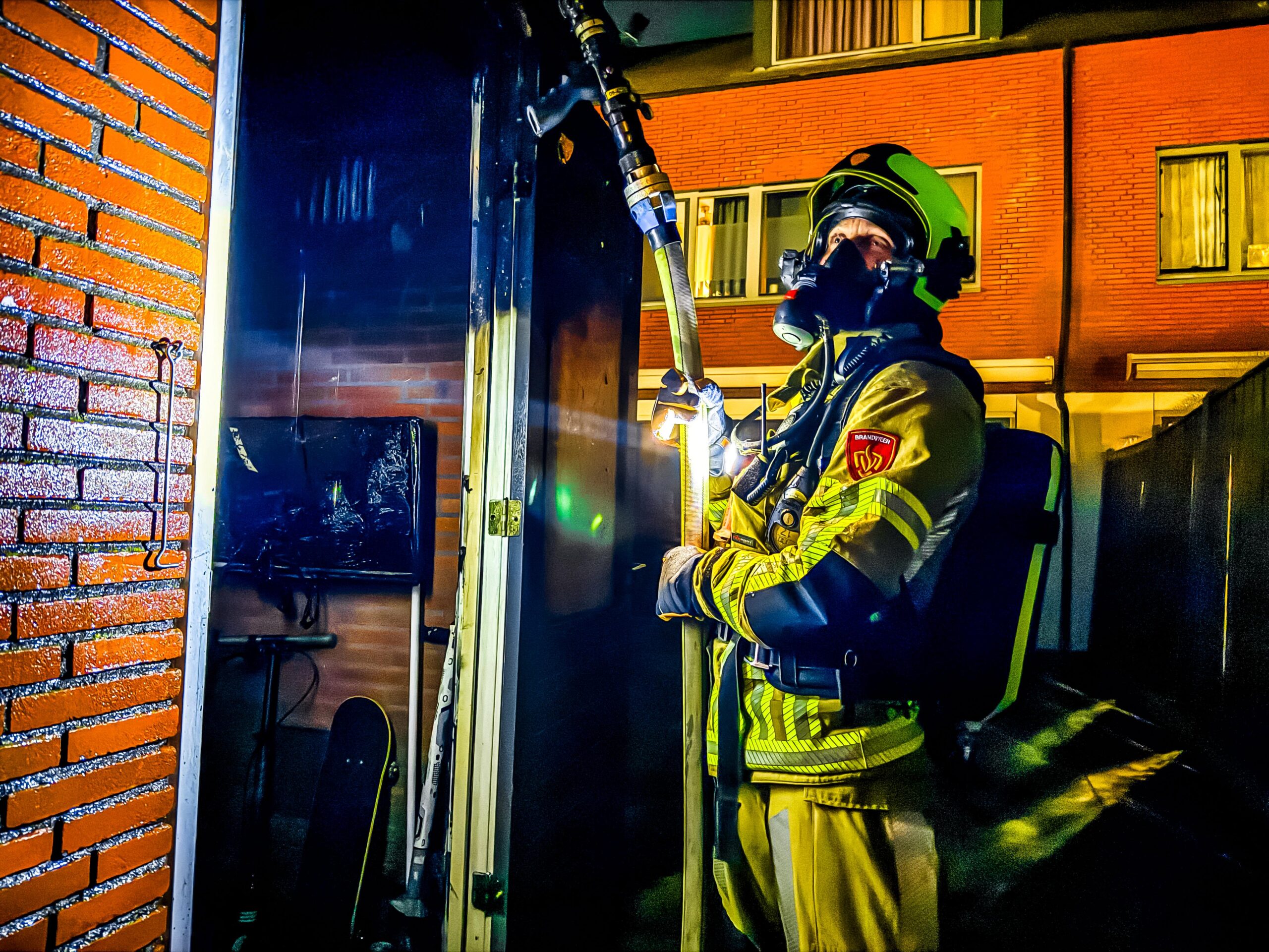 Schuurbrand vermoedelijk door frituurpan, brandweer sloopt dak en muur voor controle