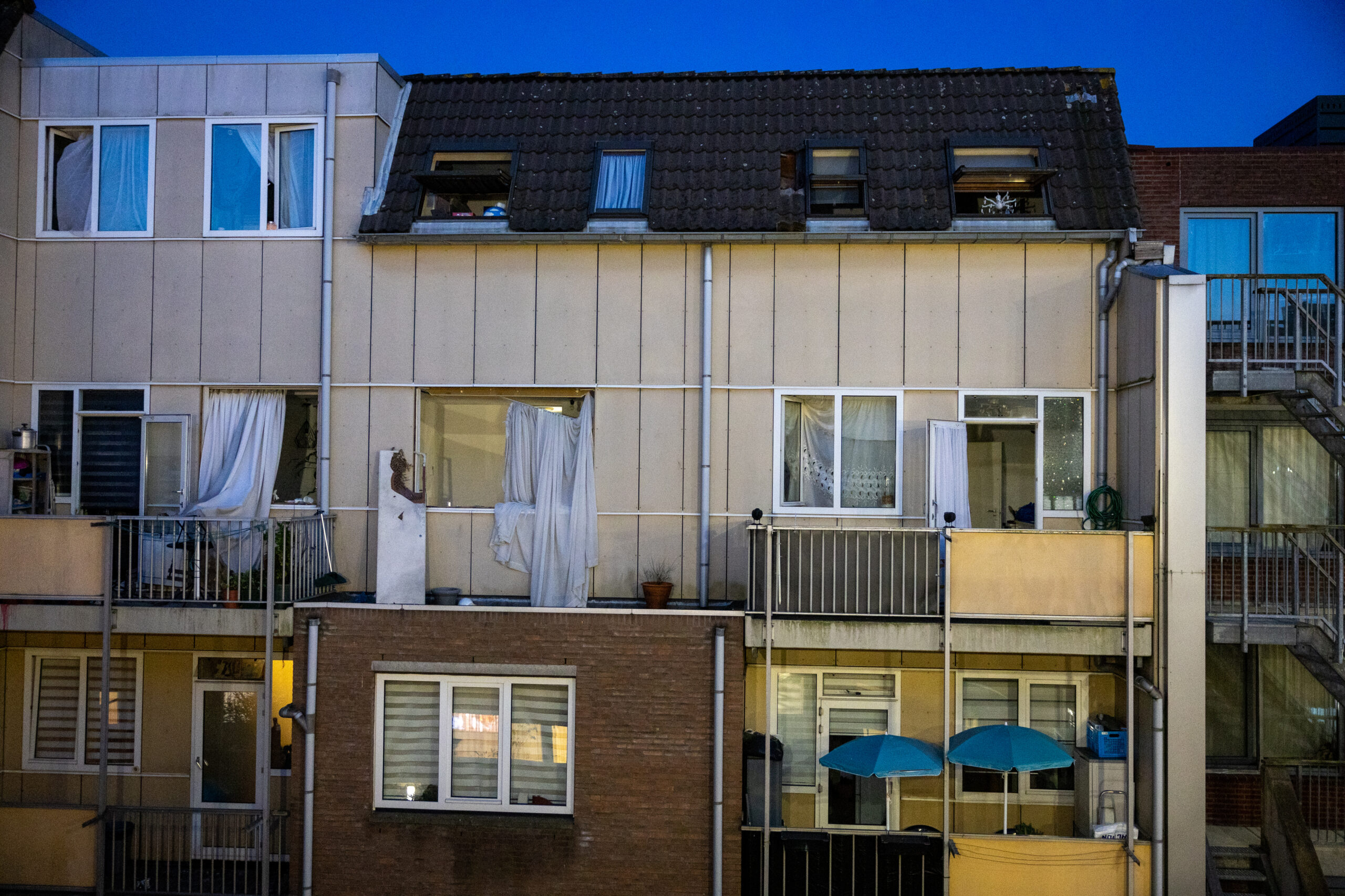 Explosie blaast ramen en kozijnen uit woning, pand ontruimd