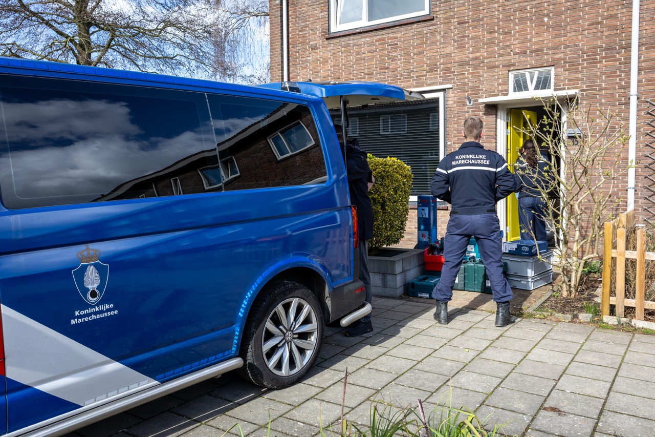 Grote hoeveelheid militair materieel aangetroffen in woning