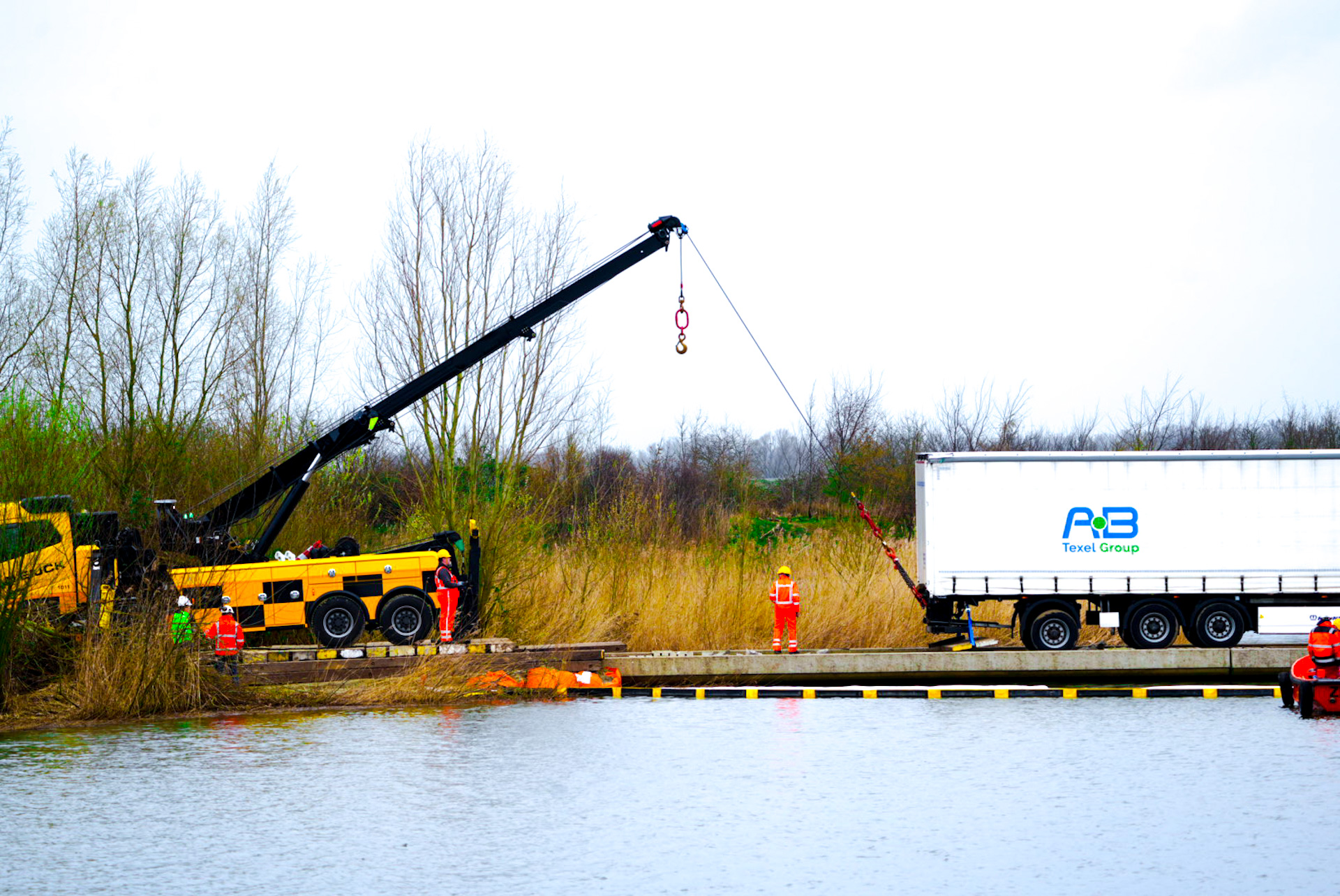 Vrachtwagen na dagen voorbereiding leeggehaald van kapotte brug