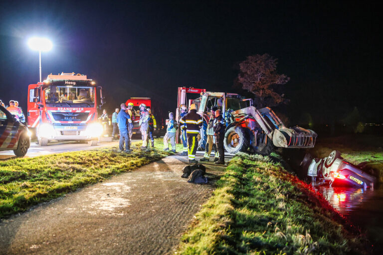 Auto belandt op kop in sloot, twee gewonden