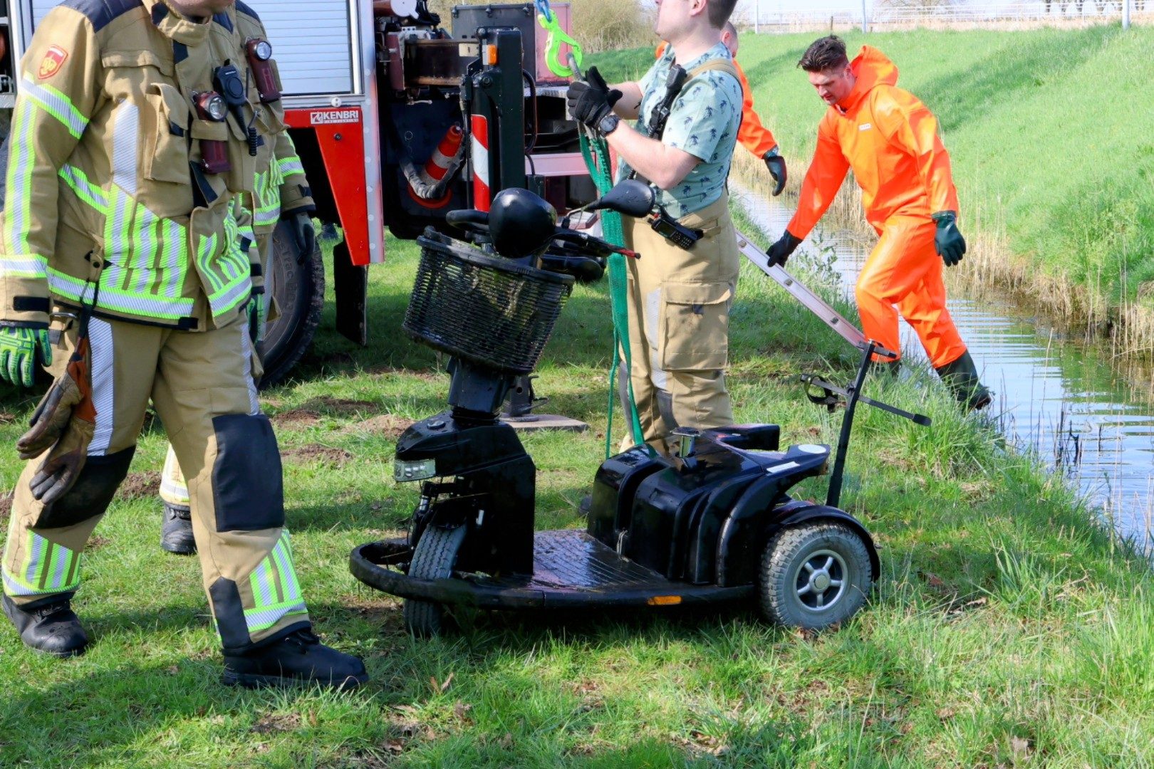 Man met scootmobiel te water