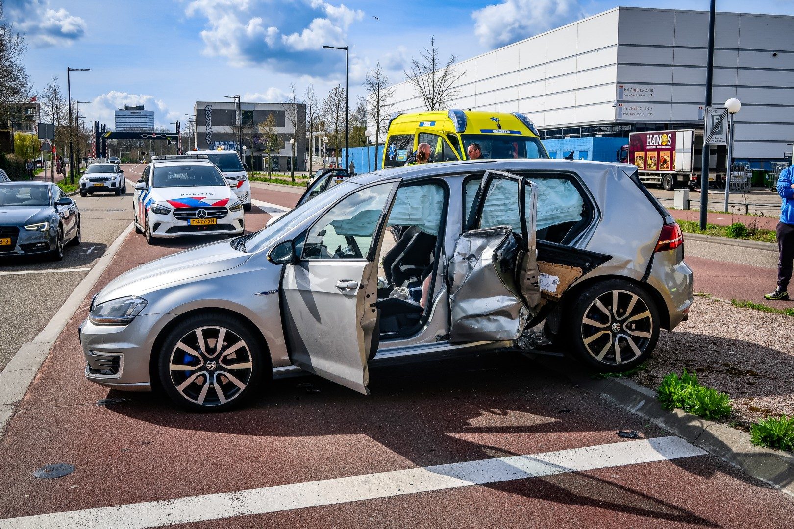 Botsing tussen bus en auto zorgt voor verkeershinder