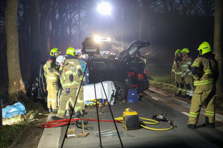 Automobilist bekneld na botsing tegen boom