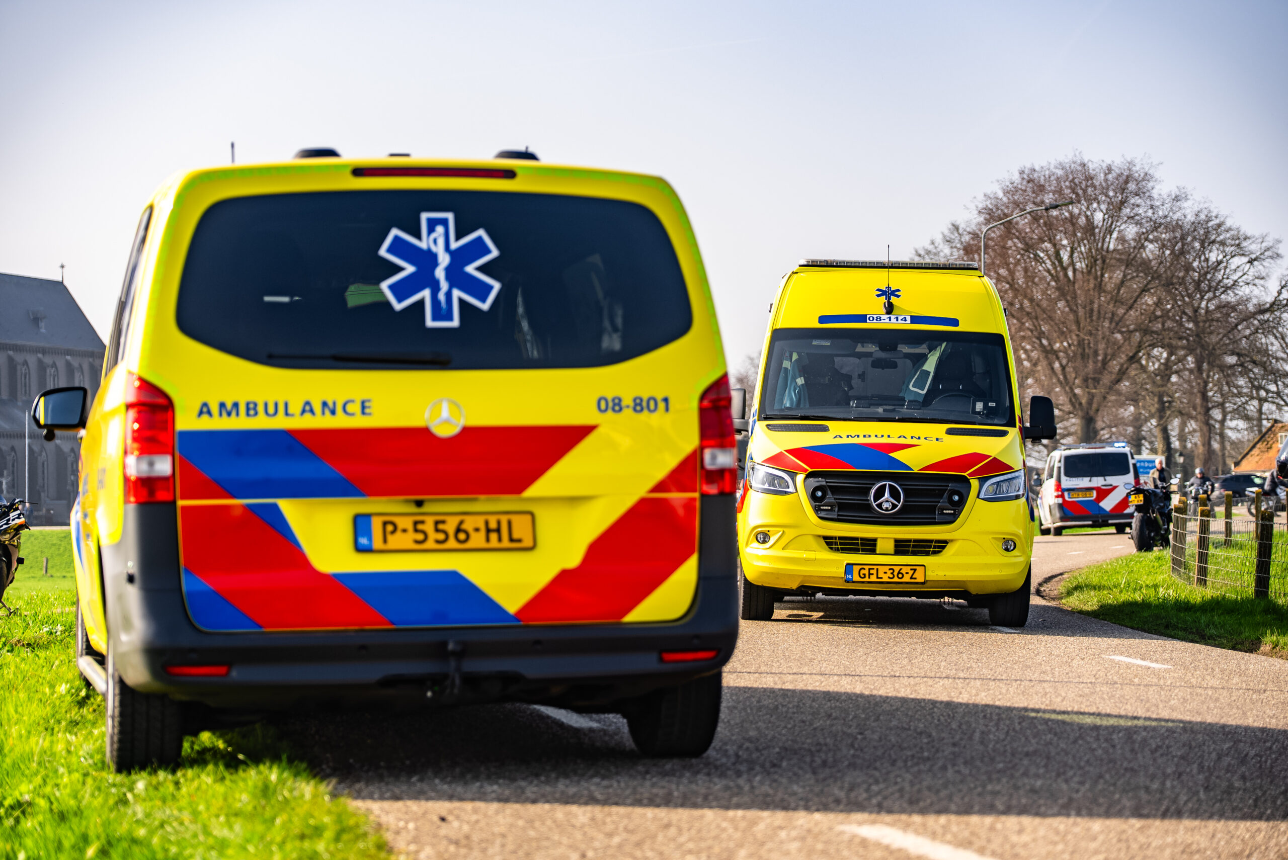 Motorrijder (36) overlijdt na botsing tegen lantaarnpaal