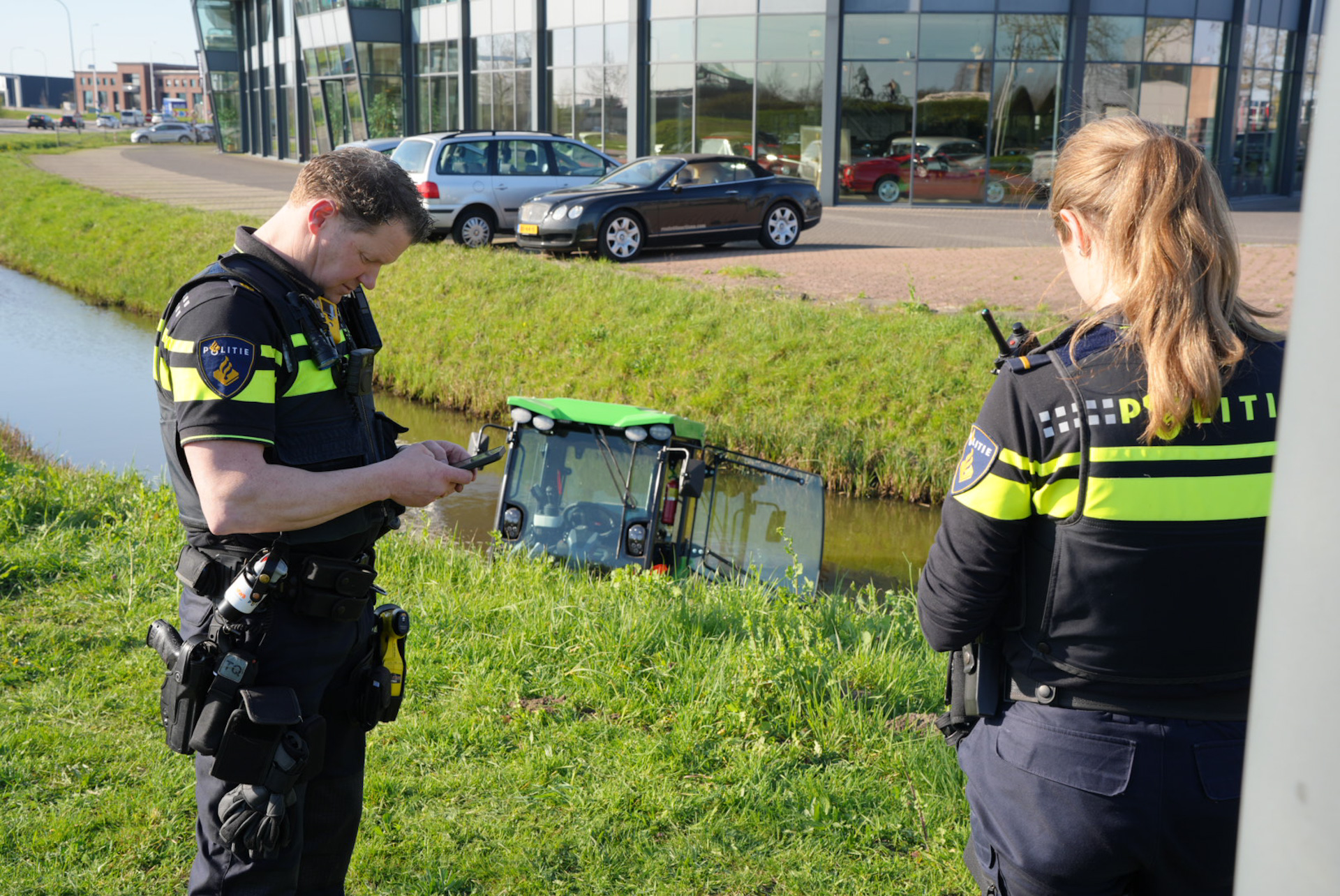 Elektrische grasmaaier belandt in sloot