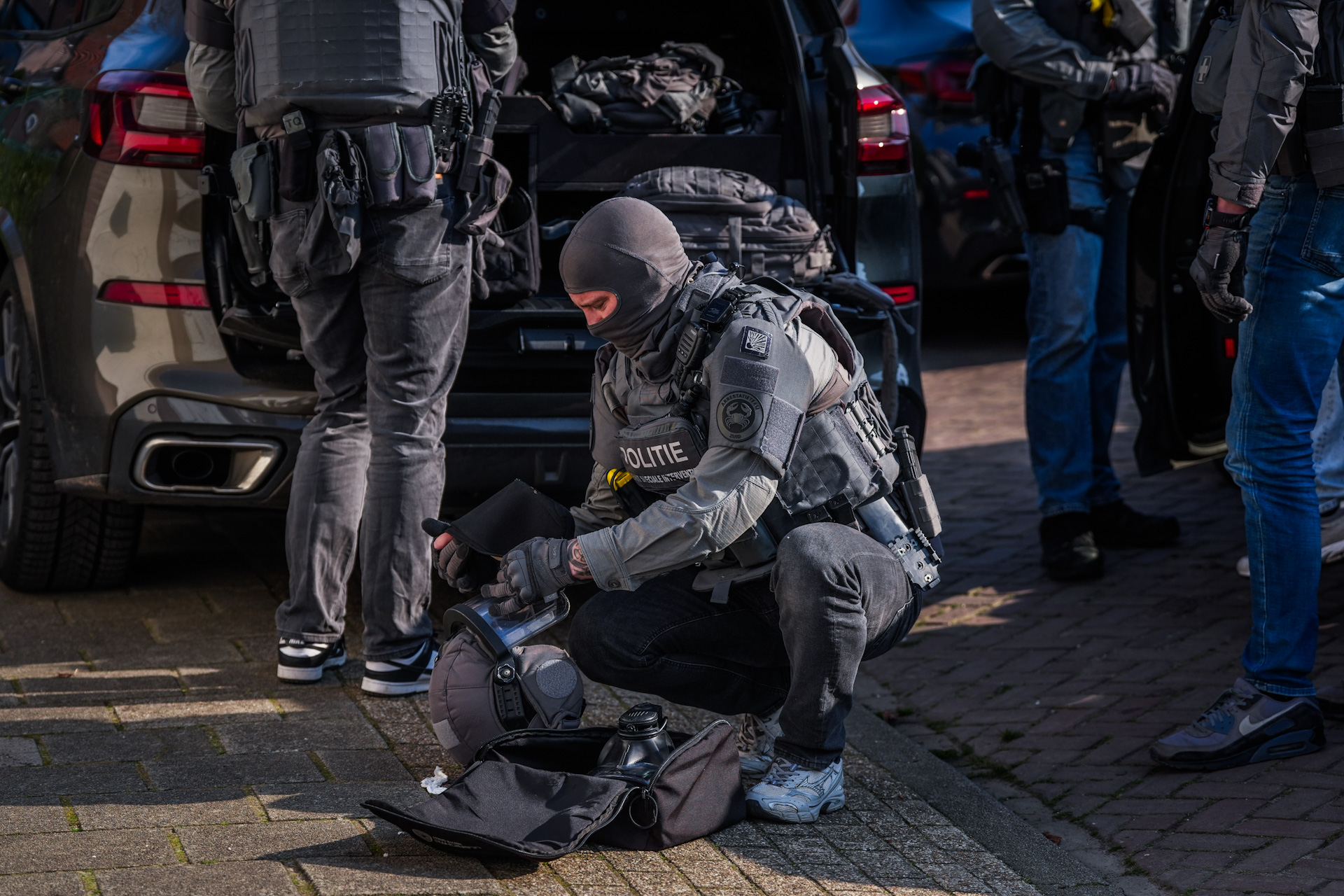 Man aangehouden na urenlange politie-inzet bij woning na dreigementen en weigering vertrek