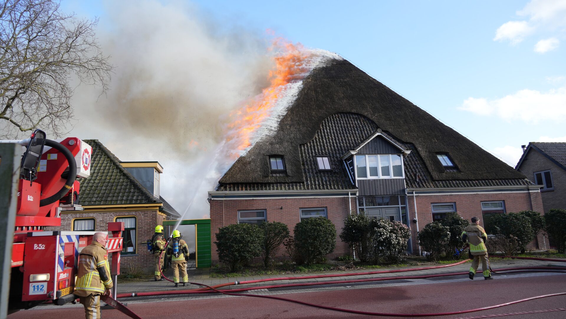 Woning met rieten dak in lichterlaaie