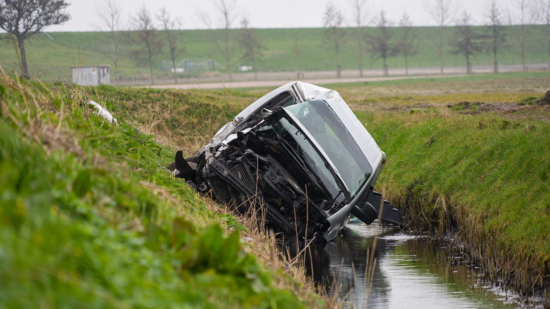 Bestuurder overleden na botsing met vrachtwagen