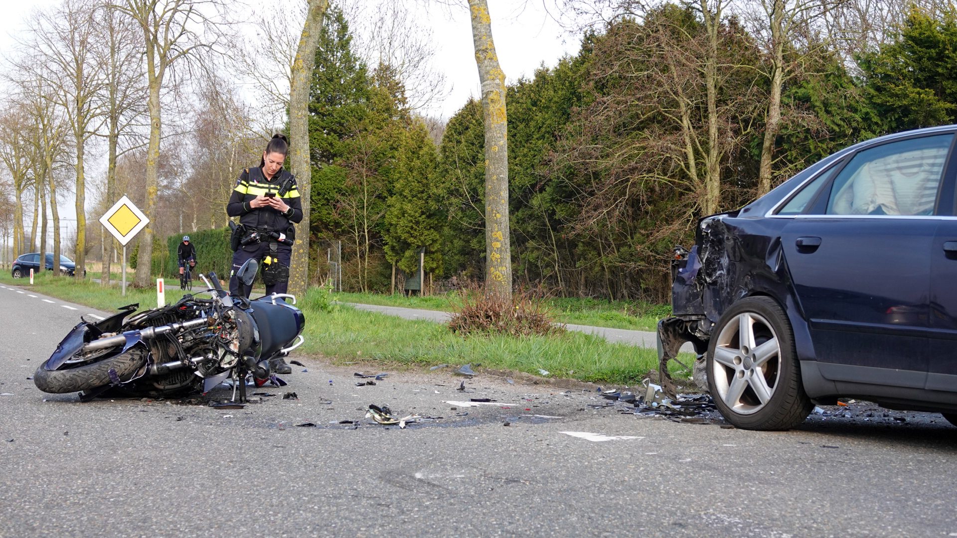 Motorrijder raakt gewond nadat die achterop automobilist botst