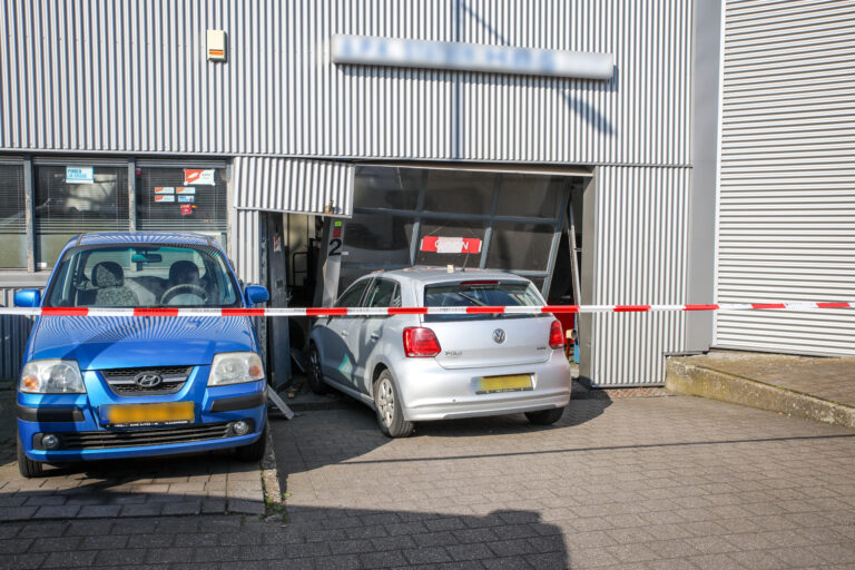 Automobilist vermoedelijk onwel, auto door roldeur van garagebedrijf