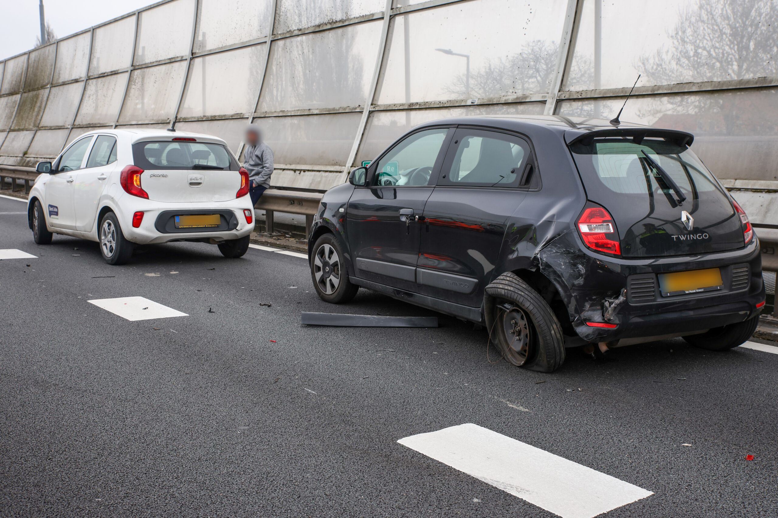 Meerdere auto’s botsen op snelweg, één persoon behandeld door ambulance